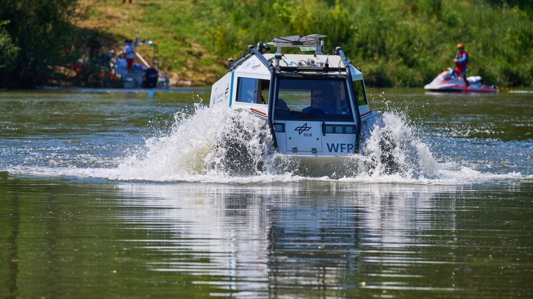 Ein Offroad-Fahrzeug im Wasser