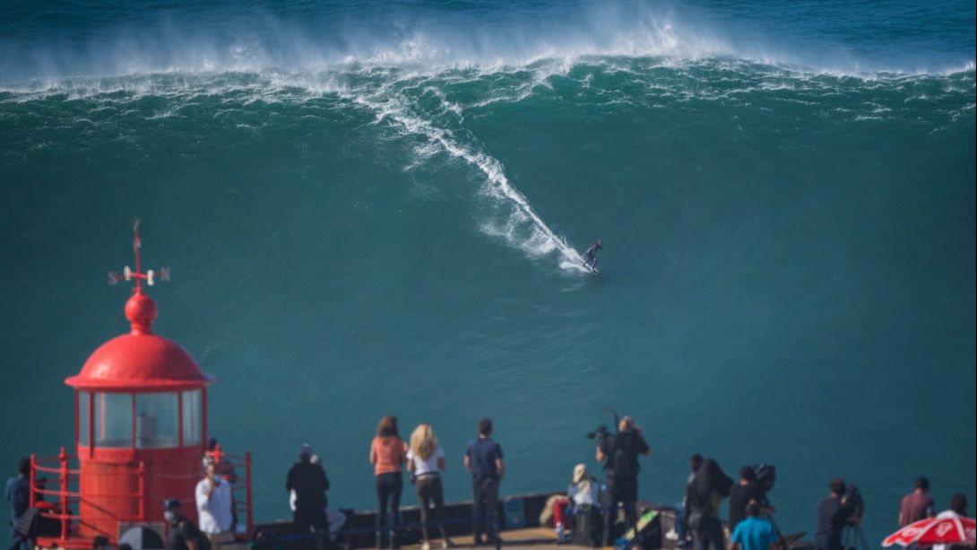 Surfer auf einer sehr großen Welle