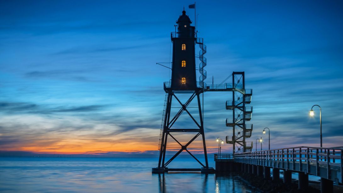 Leuchtturm bei Sonnenaufgang 