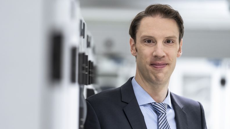 Prof. Dr. Björn Ommer,  ein Mann Mitte 40, kurze dunkle Haare,  im Anzug  