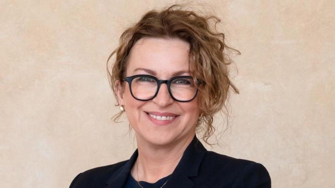 Frau mittleren Alters mit Brille
