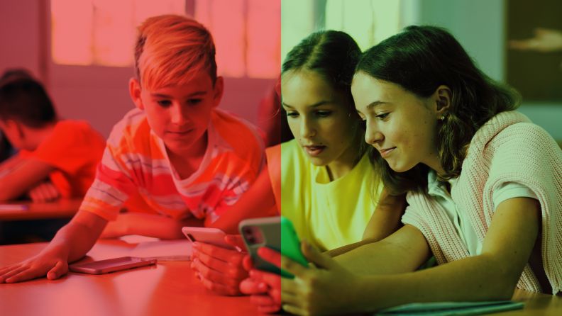  Heruntergeladen Group of kids using smartphones during lesson in school.