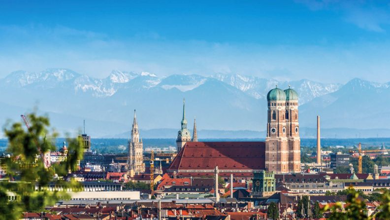 Frauenkirche mit Alpenpanorama 