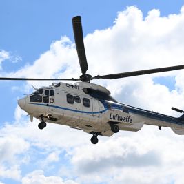 Bundesverteidigungsminister Boris Pistorius (SPD) fliegt in einem Airbus Cougar AS 532 Hubschrauber zu seinem Besuch der General-Dr. Speidel-Kaserne des Bundeswehr ABC-Abwehrkommando in Bruchsal.