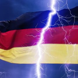 Ein Blitz schneidet die Deutschlandfahne.