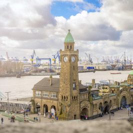 Pegelturm an den St. Pauli-Landungsbrücken in Hamburg