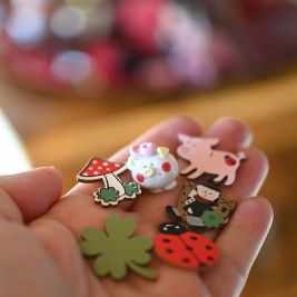 Symbole für Glück liegen als kleine Magnete auf einer Handfläche