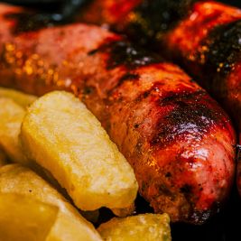 Grill mit Bratwurst
