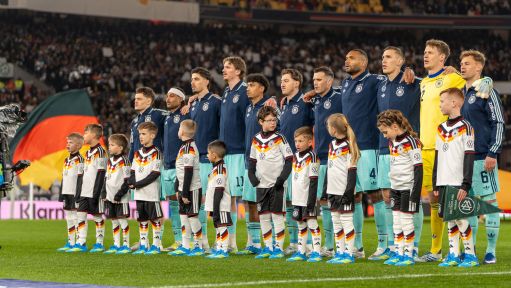 Deutschlands Fussballteam der Herren bei der Hymne vor einem Länderspiel
