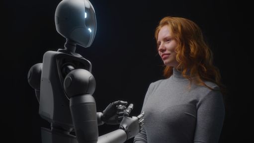 Roboter und Frau stehen sich gegenüber