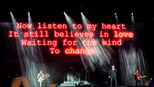 Die Band Scorpions spielt ihren Hit "Wind of Change" auf großer Bühne