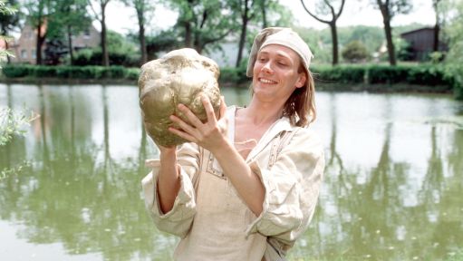 Szene aus dem 1998 veröffentlichten Film "Hans im Glück", bei der der Hauptdarsteller einen großen Klumpen Gold in beiden Händen hält