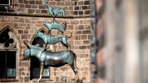 Bronzestaue der "Bremer Stadmusikanten" vor dem Rathaus in Bremen