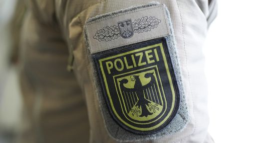 Ein Mitglied der GSG 9, Spezialeinheit der Bundespolizei, steht an Bord eines Küstenwachschiffs.