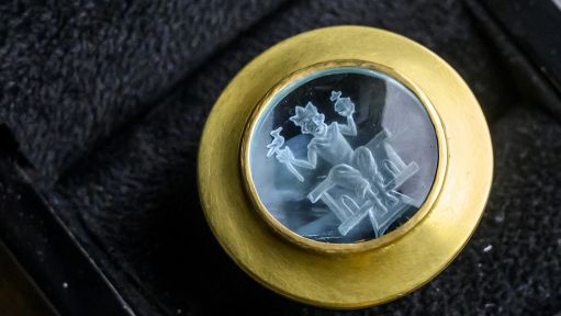 Der Goslarer Kaiserring zeigt das Porträt von Kaiser Heinrich IV. in einem gläsernen Siegel.