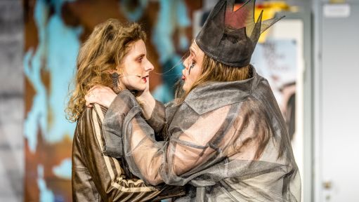 Die Schauspielerin Nathalie Schörken (Ophelia) und der Schauspieler Johannes Scheidweiler (Hamlet) stehen bei einer Fotoprobe für das Schauspiel „Hamlet“ auf der Bühne des Staatstheaters Cottbus. 