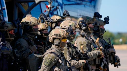 Mitglieder der Spezialeinheit GSG 9 vor einem Heilikopter.