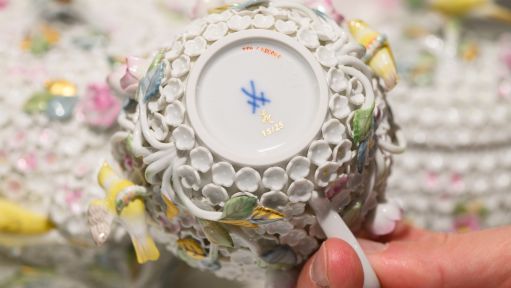 Die gekreuzten Schwerter, das Markenzeichen der Porzellan Manufaktur Meissen, sind auf einer Tasse zu sehen. 