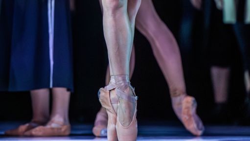 Eliza Kalcheva als Dido tanzt bei der Generalprobe für die Ballettoper „Dido und Aeneas“ am Mecklenburgischen Staatstheater. 