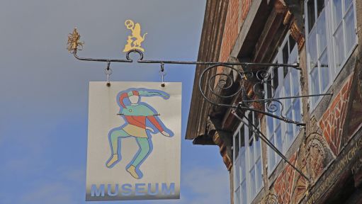 Nasenschild mit Figur Till Eulenspiegel, Eulenspiegel-Museum, Am Markt, Mölln, Schleswig-Holstein, Deutschland
