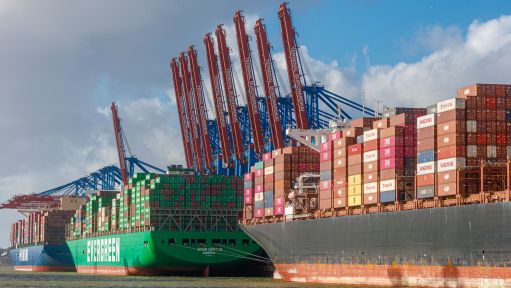  Containerschiffe liegen am Hamburger Burchardtkai