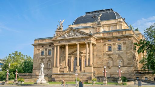 Außenansicht des hessischen Staatstheaters in Wiesbaden.