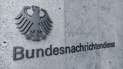Der Bundesadler und Schriftzug am Gebäude des Bundesnachrichtendienstes in Berlin.