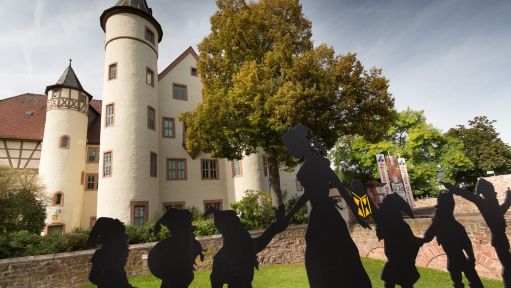 Lohr: Schneewittchen und die sieben Zwerge vor dem Schloss, Franken