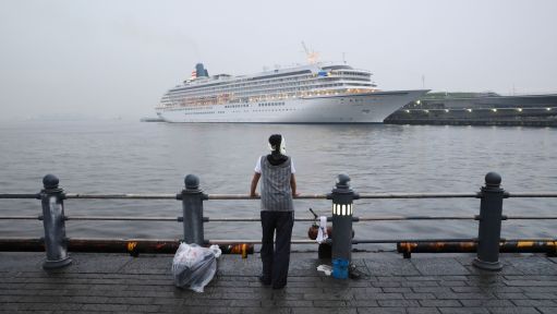 Ein Hobby-Angler im Hafen von Yokohama