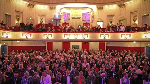 Gäste im Saal des Staatstheaters Cottbus vor der Eröffnungsfeier des 35. FilmFestivals Cottbus (FFC).