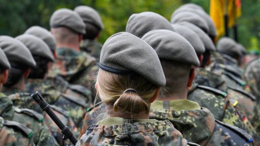 Soldatinnen und Soldaten des Heimatschutzregiments 6 sind im Schloßpark Möckern angetreten.