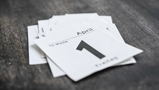 Ein Kalender zeigt den 1. April. 