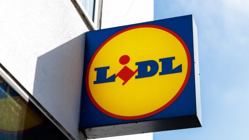Ein Schild zeigt das Logo des Discounters Lidl. 
