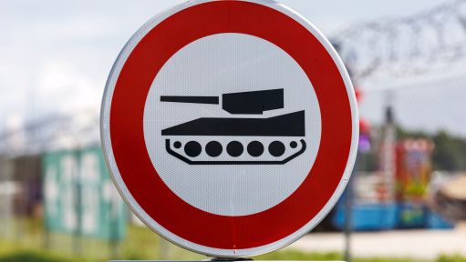 Ein Verkehrsschild verbietet an einer Straße die Durchfahrt für Panzer. 