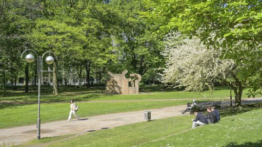 Personen in einem Stadtpark