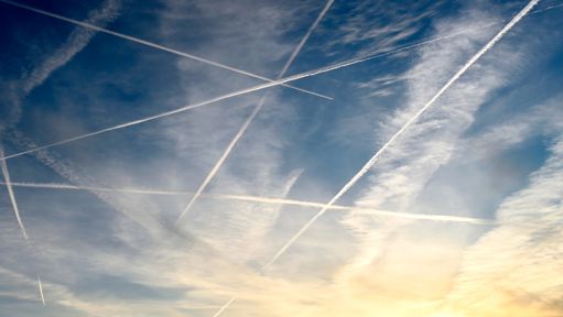 Kondensstreifen am Himmel