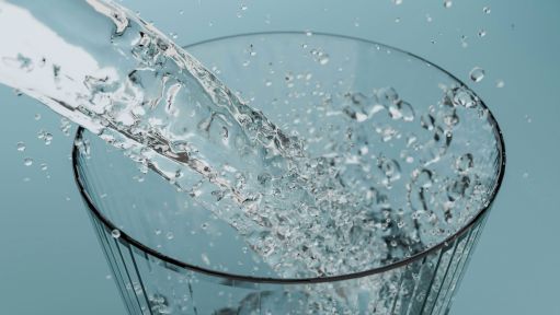 Ein Glas in welches Wasser gefüllt wird