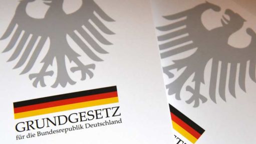 Doppelt angezeigtes Cover des Grundgesetzes