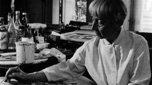 Hannah Höch malt ein Gemälde.