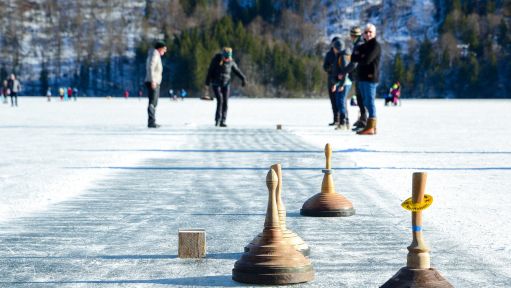 Eisstöcke liegen auf einer Eisfläche.