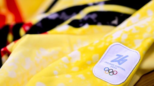 Das Logo der Olympischen Winterspiele ist auf einer Jacke zu sehen.