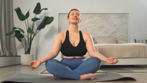 Frau beim Yoga