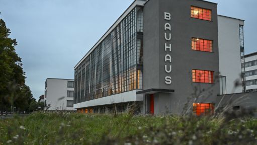 Blick auf ein graues Haus mit Schriftzug Bauhaus darauf. 
