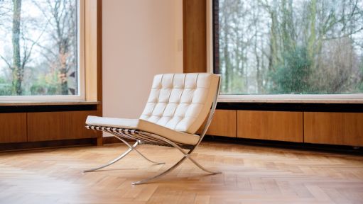 Ein weißer Barcelona Stuhl.