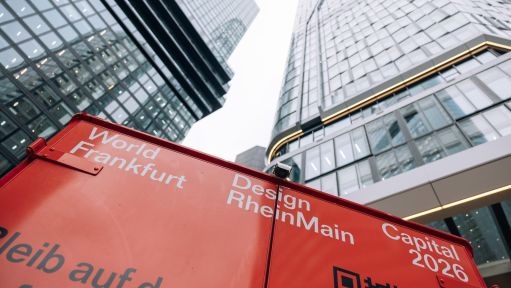 Blick auf zwei Hochhäuser.