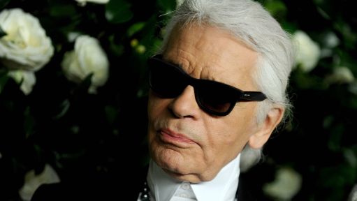 Karl Lagerfeld, der eine Sonnenbrille trägt.