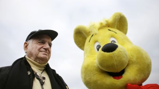 Ein Mann steht neben einem Menschen in Haribokostüm