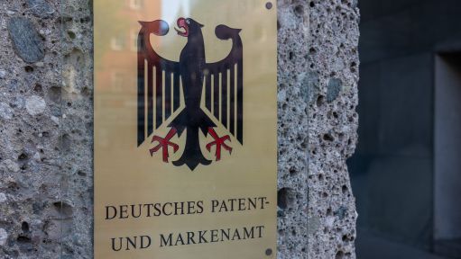 Schild vom Deutschen Patent- und Markenamt mit Reichsadler