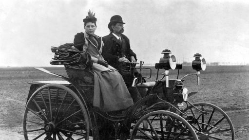 Eine Frau und ein Mann in einem historischen Auto