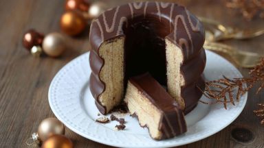 So schneidet man den Baumkuchen laut Konditoreien nicht an.